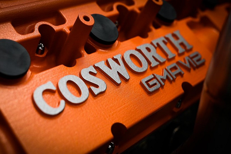 Đằng sau vô lăng bằng sợi carbon là bảng đồng hồ cũng nằm giữa xe với đồng hồ đo vòng tua máy cỡ lớn, được kẹp giữa 2 màn hình kỹ thuật số. Hai bên bảng đồng hồ còn có những núm xoay bằng nhôm tiêu chuẩn hàng không. Đó là chưa kể đến cặp màn hình nằm ở hai góc mặt táp-lô, hiển thị hình ảnh thu được từ camera kỹ thuật số thay cho gương chiếu hậu ngoại thất, bộ pedal siêu nhẹ, hệ thống âm thanh 10 loa và hỗ trợ Apple CarPlay/Android Auto.