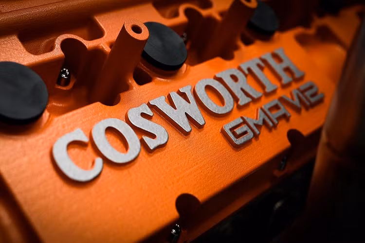 Đằng sau vô lăng bằng sợi carbon là bảng đồng hồ cũng nằm giữa xe với đồng hồ đo vòng tua máy cỡ lớn, được kẹp giữa 2 màn hình kỹ thuật số. Hai bên bảng đồng hồ còn có những núm xoay bằng nhôm tiêu chuẩn hàng không. Đó là chưa kể đến cặp màn hình nằm ở hai góc mặt táp-lô, hiển thị hình ảnh thu được từ camera kỹ thuật số thay cho gương chiếu hậu ngoại thất, bộ pedal siêu nhẹ, hệ thống âm thanh 10 loa và hỗ trợ Apple CarPlay/Android Auto.