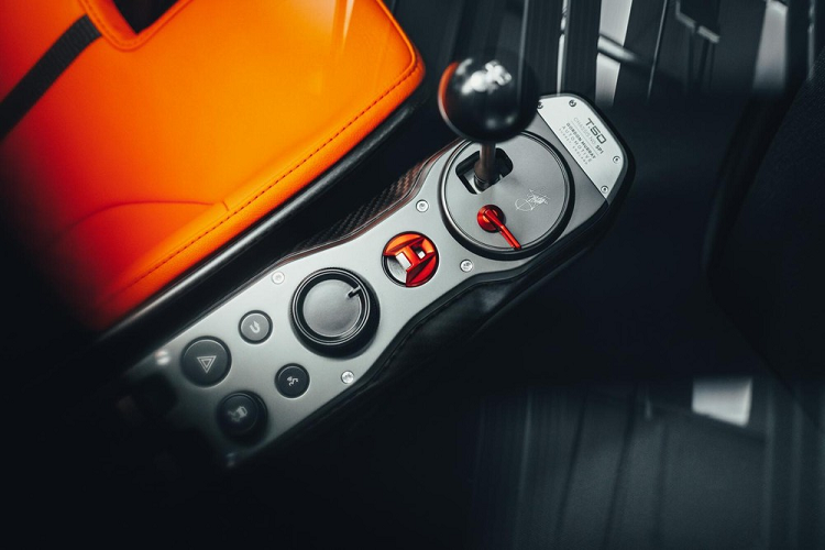 Bước vào bên trong Gordon Murray T.50, người lái sẽ thấy ghế lái được đặt ở vị trí gần như giữa xe, tương tự phong cách của McLaren F1. Bên cạnh là ghế dành cho hành khách, nằm sau cụm điều khiển trung tâm. Trên cụm điều khiển trung tâm này là cần số bằng titan và các nút chỉnh hệ thống thông tin giải trí.