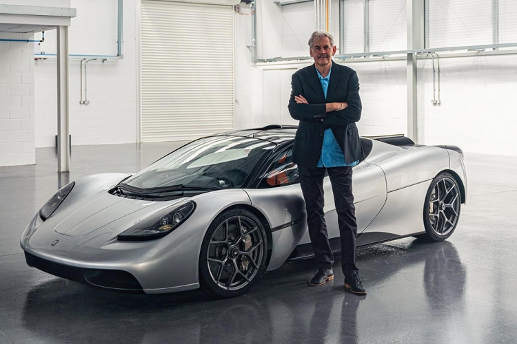 Trong làng ôtô thế giới, có lẽ chẳng còn ai không biết đến Gordon Murray. Đây là nhà thiết kế xe đua Công thức 1 người Anh đồng thời là "cha đẻ" của siêu xe huyền thoại McLaren F1. Hiện nhà thiết kế gốc Nam Phi này đã tách riêng ra thành lập công ty ôtô có tên Gordon Murray Automotive. Mới đây, công ty này đã tung ra siêu xe Gordon Murray T.50 vốn được mệnh danh là "McLaren F1 của thế kỷ 21".