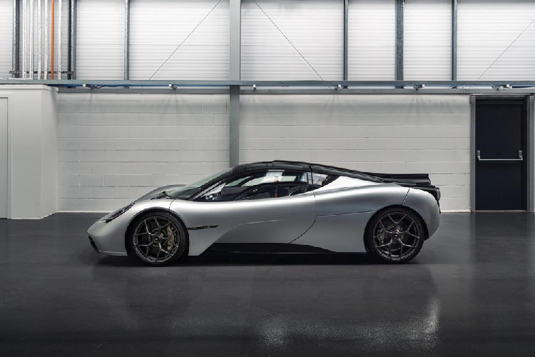 Dự kiến được bán ra thị trường vào tháng 1/2022, giá xe Gordon Murray T.50 chưa thuế lên đến 2,36 triệu Bảng (khoảng 3,08 triệu USD hay 71,9 tỷ đồng). Xe chỉ được sản xuất với số lượng đúng 100 chiếc và đi kèm mạng lưới dịch vụ tại Abu Dhabi, Nhật Bản, Mỹ cũng như Anh quốc.