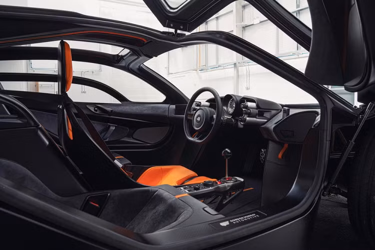 Đằng sau, siêu xe này được trang bị cả khe gió, bộ khuếch tán cỡ lớn và cụm đèn hậu 3D. Tuy nhiên, điểm nhấn thú vị nhất của Gordon Murray T.50 lại nằm ở quạt hình tròn trên đuôi xe, gợi liên tưởng đến Batmobile của nhân vật Người Dơi. Quạt nhiều cánh này có tác dụng giảm đến 12,5% lực cản không khí đồng thời bổ sung khoảng 49 mã lực cho công suất động cơ. Ngoài ra, quạt còn rút ngắn khoảng cách phanh và tăng 100% lực ép xuống mặt đường ở chế độ Braking Mode.