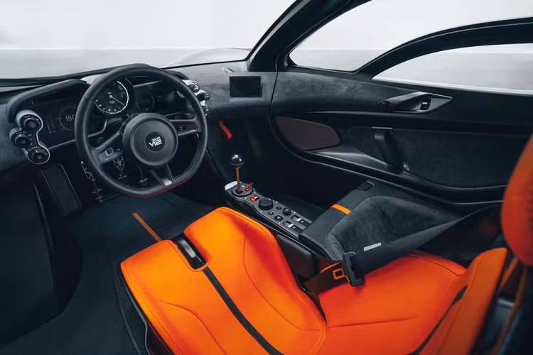 Điểm nhấn còn lại trong thiết kế của Gordon Murray T.50 là cánh gió đuôi và các tấm ốp gầm chủ động. Mẫu siêu xe này có đến 6 chế độ khí động lực học, bao gồm Auto, High Downforce, Streamline, Braking, Test và V-Max Boost. Trong đó, chế độ V-Max Boost ra đời để tối ưu hóa hiệu suất vận hành và tăng công suất tối đa của xe lên 690 mã lực.