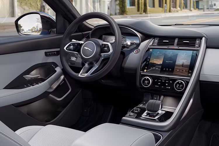 Cabin của Jaguar E-Pace thế hệ mới vẫn giữ thiết kế bất đối xứng với bảng táp-lô hướng về người lái. Nâng cấp được hãng xe Anh thực hiện đối với những trang bị như bảng đồng hồ điện tử, vô-lăng thể thao R-Dynamic, cần số điện nhỏ gọn hơn, cụm nút chỉnh điều hòa và hệ thống thông tin giải trí Pivi Pro.