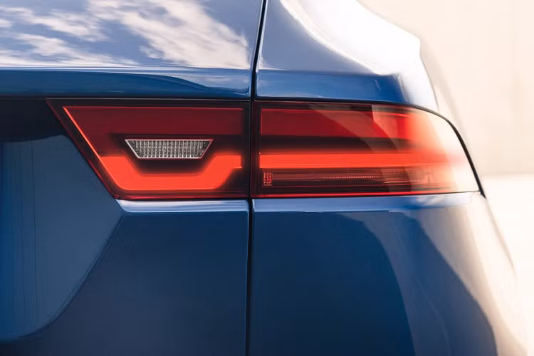 Ở phiên bản SE và HSE, Jaguar trang bị tiêu chuẩn cho E-Pace hệ thống chiếu sáng LED thông minh. Camera sẽ nhận diện hình ảnh khi xe di chuyển để tự động điều chỉnh luồng sáng, tránh gây chói mắt cho phương tiện khác trên đường.