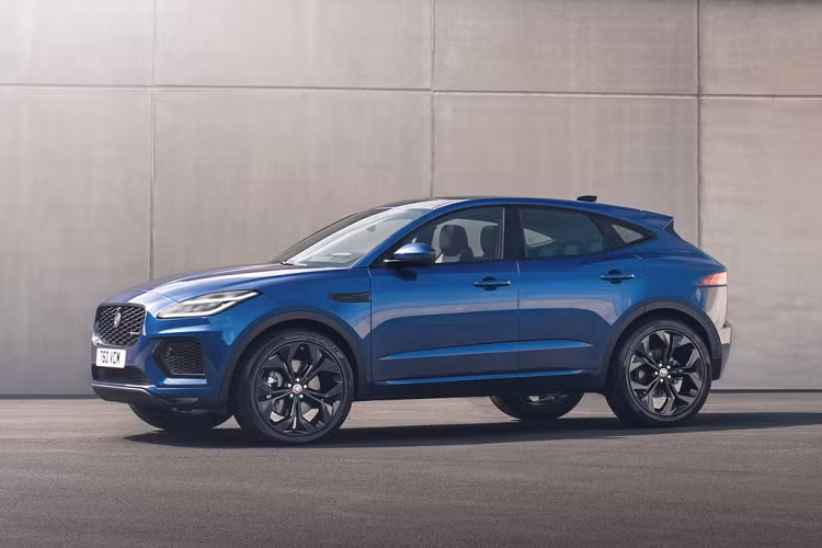 Jaguar E-Pace 2021 mới nâng cấp vẫn duy trì kiểu dáng SUV lai coupe như đời xe trước. Các đường nét ngoại thất được tinh chỉnh đôi chút cho cảm giác sắc sảo và mạnh mẽ hơn. Thay đổi đáng kể nhất là cụm đèn định vị ban ngày với 2 chữ J xếp chồng lên nhau, trông lạ mắt và tạo được dấu ấn riêng cho E-Pace 2021.