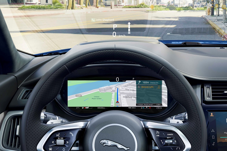 Các tính năng tiện nghi và an toàn đáng chú ý có thể kể đến như màn hình HUD tích hợp dẫn đường, kiểm soát hành trình thích ứng, hỗ trợ giữ làn đường, màn hình trung tâm 11,4 inch, camera quan sát quanh xe giả lập góc nhìn 3D, điều hòa tích hợp bộ lọc không khí, sạc điện thoại không dây...