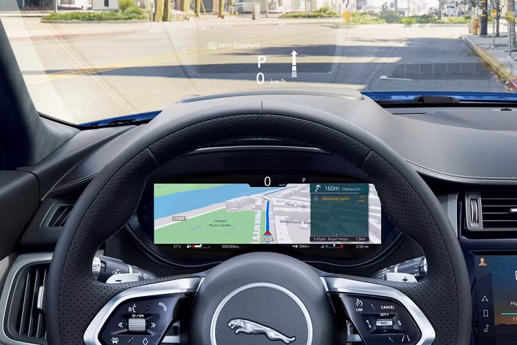 Các tính năng tiện nghi và an toàn đáng chú ý có thể kể đến như màn hình HUD tích hợp dẫn đường, kiểm soát hành trình thích ứng, hỗ trợ giữ làn đường, màn hình trung tâm 11,4 inch, camera quan sát quanh xe giả lập góc nhìn 3D, điều hòa tích hợp bộ lọc không khí, sạc điện thoại không dây...