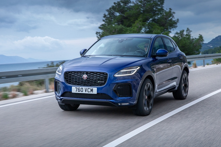 Jaguar cho biết E-Pace 2021 được xây dựng dựa trên nền tảng khung gầm, công nghệ tiên tiến hơn để phù hợp với các cấu hình động cơ PHEV và MHEV mới. Đối với tùy chọn động cơ diesel tăng áp I4 2.0L, E-Pace có 3 phiên bản với thông số 160 mã lực hoặc 200 mã lực (MHEV). Đi cùng đó là hộp số sàn 6 cấp và dẫn động cầu trước cho model tiêu chuẩn, 2 biến thể máy dầu cao cấp hơn dùng hộp số tự động 9 cấp và dẫn động AWD.