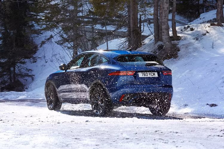 Jaguar E-Pace có 3 tùy chọn đối với động cơ xăng gồm động cơ tăng áp I3 1.5L, động cơ MHEV tăng áp I4 2.0L và động cơ PHEV tăng áp I3 1.5L. Các model được trang bị động cơ I3 1.5L sử dụng hộp số tự động 8 cấp, những biến thể còn lại có hộp số tự động 9 cấp. Với phiên bản PHEV, cụm pin dung lượng 15 kWh cho khả năng di chuyển thuần điện khoảng 55 km khi sạc đầy. Giá xe Jaguar E-Pace 2021 khởi điểm từ 32.575 bảng, tương đương 42.450 USD. Đây là đối thủ cạnh tranh của Porsche Macan hay Range Rover Evoque ở nhóm SUV thể thao cao cấp.