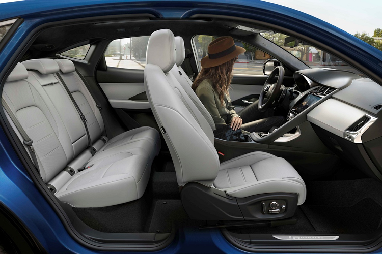 Các thông số kích thước của E-Pace 2021 tương tự phiên bản cũ nên không gian hành khách không có sự cải thiện. Hàng ghế thứ 2 có khoảng để chân ổn nhưng trần xe thấp khiến không gian đầu kém thoải mái với người cao hơn 1,7 m.