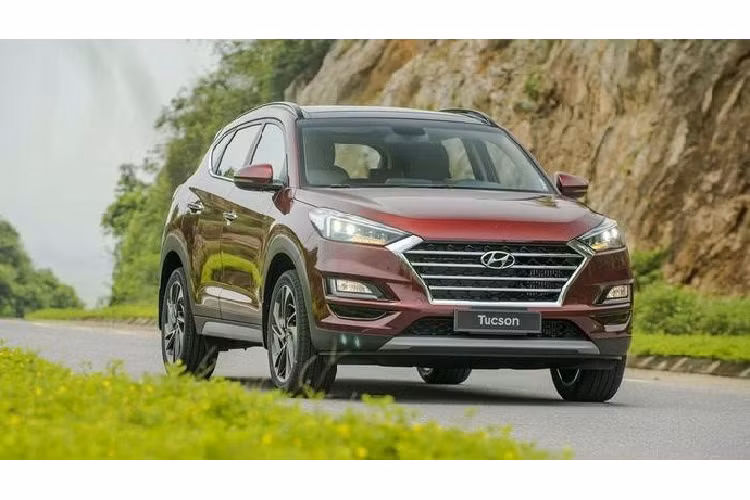  Hyundai Tucson: Doanh số 1.671 xe Bất ngờ xảy ra ở bảng xếp hạng xe ăn khách trong tháng 9/2020 đó là cuộc “vượt cạn” thành công của mẫu xe Hyundai Tucson. Kết thúc tháng có 1.671 xe được bàn giao tới tay khách hàng. Doanh số của Hyundai Tucson trong tháng 9 ghi nhận mức tăng trưởng 168%cộng dồn 9 tháng đầu năm đạt 6.682 xe.