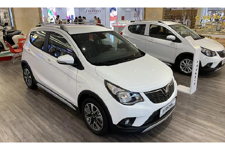  VinFast Fadil: Doanh số 1.515 xe Xe cỡ nhỏ giá rẻ VinFast Fadil tiếp tục góp mặt trong danh sách 10 mẫu xe bán chạy trong tháng 9 với doanh số 1.515 xe. Trong tháng 10 này, VinFast tiếp tục triển khai nhiều chương trình ưu đãi dành cho khách hàng khi mua xe. Theo đó, khách hàng khi mua xe tất cả các phiên bản của mẫu xe giá rẻ Fadil sẽ được hưởng 50% lệ phí trước bạ. Ngoài ra, từ ngày 15/10 đến hết 31/10/2020, VinFast cũng triển khai thêm chương trình “Fadil tôn vinh phái đẹp” - ưu đãi thêm 25 triệu đồng cho khách hàng mua xe VinFast Fadil phiên bản cao cấp.