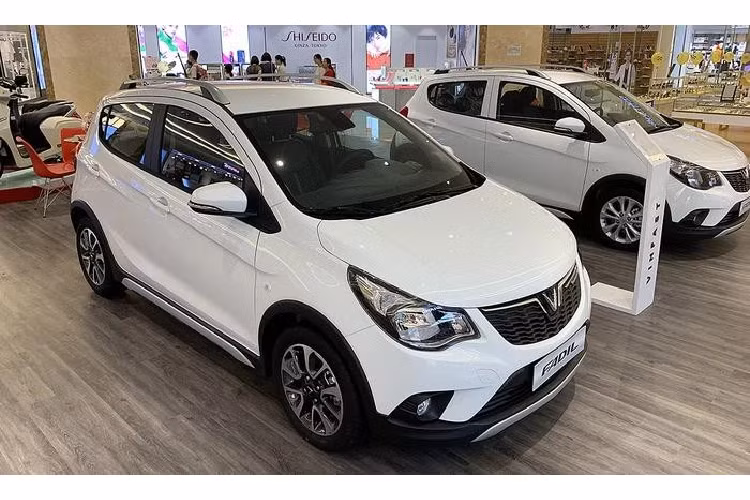  VinFast Fadil: Doanh số 1.515 xe Xe cỡ nhỏ giá rẻ VinFast Fadil tiếp tục góp mặt trong danh sách 10 mẫu xe bán chạy trong tháng 9 với doanh số 1.515 xe. Trong tháng 10 này, VinFast tiếp tục triển khai nhiều chương trình ưu đãi dành cho khách hàng khi mua xe. Theo đó, khách hàng khi mua xe tất cả các phiên bản của mẫu xe giá rẻ Fadil sẽ được hưởng 50% lệ phí trước bạ. Ngoài ra, từ ngày 15/10 đến hết 31/10/2020, VinFast cũng triển khai thêm chương trình “Fadil tôn vinh phái đẹp” - ưu đãi thêm 25 triệu đồng cho khách hàng mua xe VinFast Fadil phiên bản cao cấp.