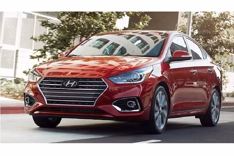  Hyundai Accent: Doanh số 1.817 xe Bám đuổi theo sau Toyota Vios trong cuộc đua doanh số không ai khác là mẫu xe Hyundai Accent, đại diện của TC Motor. Trong tháng 9 đã có 1.817 xe rời khỏi đại lý, mẫu xe này xếp ở vị trí thứ hai trong bảng xếp hạng top xe bán chạy nhất.