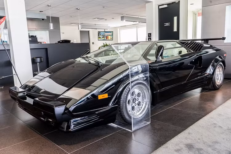 Việc tìm thấy một chiếc siêu xe Lamborghini Countach vẫn còn mới với số công-tơ-mét thấp trên thị trường ô tô đã qua sử dụng không phải là dễ. Do đó, đại lý Lamborghini Montreal ở Canada đã khiến nhiều người chú ý khi rao bán một chiếc siêu xe Countach đời 1990 gần như còn mới nguyên.