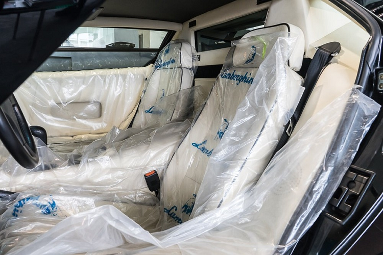 Lamborghini Countach 25th Anniversary vốn được phát triển dựa trên phiên bản 5000 QV. Tuy nhiên, so với 5000 QV, siêu xe Lamborghini Countach 25th Anniversary được bổ sung nhiều thay đổi như phần thân vỏ "thửa riêng".