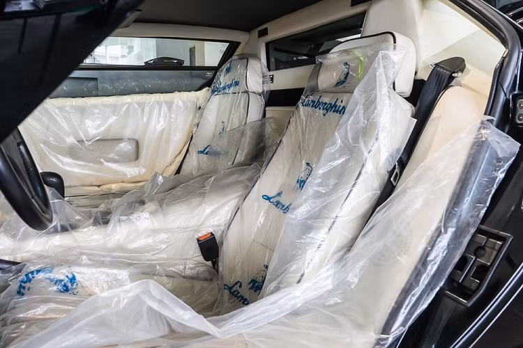 Lamborghini Countach 25th Anniversary vốn được phát triển dựa trên phiên bản 5000 QV. Tuy nhiên, so với 5000 QV, siêu xe Lamborghini Countach 25th Anniversary được bổ sung nhiều thay đổi như phần thân vỏ "thửa riêng".