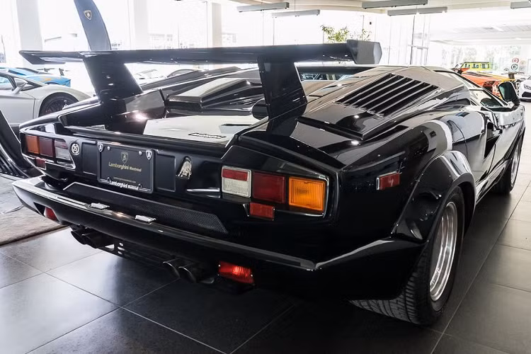 Người thiết kế thân vỏ cho Lamborghini Countach 25th Anniversary không ai khác chính là ông Horacio Pagani - người sáng lập thương hiệu siêu xe Pagani.