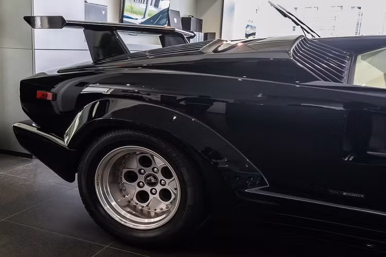 Trên Lamborghini Countach 25th Anniversary có những chi tiết khác biệt so với 5000 QV như hốc hút gió trước, thanh ba-bô-lê bên sườn và khe gió dành cho khoang động cơ. Thêm vào đó là bộ vành hợp kim đẹp mắt với thiết kế trường tồn cùng thời gian. Chưa hết, chiếc Lamborghini Countach 25th Anniversary đang tìm chủ mới này còn được trang bị cản trước dành riêng cho thị trường Mỹ.