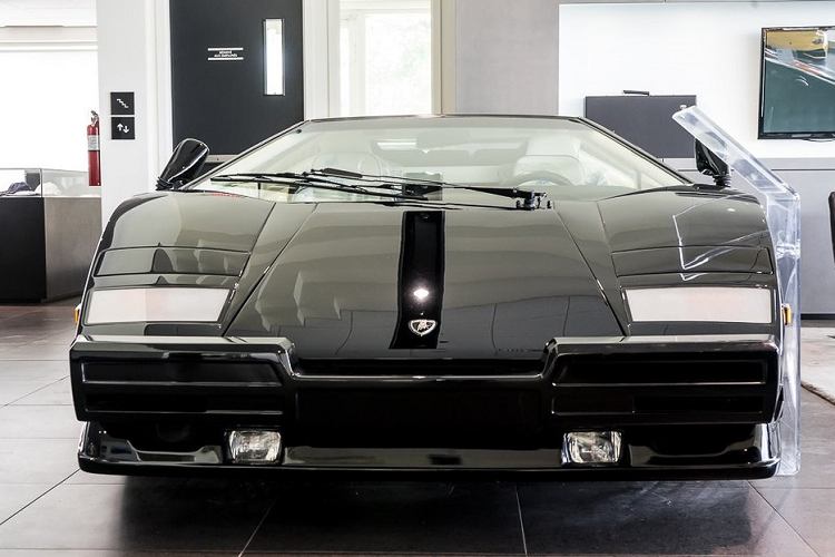 Nằm bên dưới nắp ca-pô của Lamborghini Countach 25th Anniversary là khối động cơ xăng V12, dung tích 5,2 lít, sản sinh công suất tối đa 449 mã lực và mô-men xoắn cực đại 500 Nm tại tua máy 5.200 vòng/phút. Có thể nói, thật phí hoài khi sở hữu sức mạnh động cơ như thế này mà chiếc Lamborghini Countach 25th Anniversary lại chỉ mới chạy hơn 100 km kể từ lúc xuất xưởng.