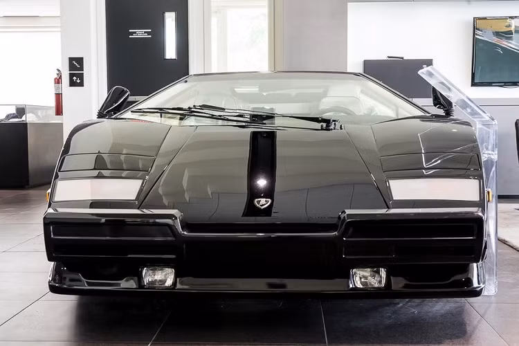 Nằm bên dưới nắp ca-pô của Lamborghini Countach 25th Anniversary là khối động cơ xăng V12, dung tích 5,2 lít, sản sinh công suất tối đa 449 mã lực và mô-men xoắn cực đại 500 Nm tại tua máy 5.200 vòng/phút. Có thể nói, thật phí hoài khi sở hữu sức mạnh động cơ như thế này mà chiếc Lamborghini Countach 25th Anniversary lại chỉ mới chạy hơn 100 km kể từ lúc xuất xưởng.