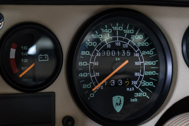 Theo đại lý này, chiếc Lamborghini Countach đời 1990 mới chạy được 135 km. Không chỉ còn mới nguyên, chiếc Lamborghini Countach này còn thuộc phiên bản đặc biệt 25th Anniversary với đúng 657 chiếc xuất xưởng.