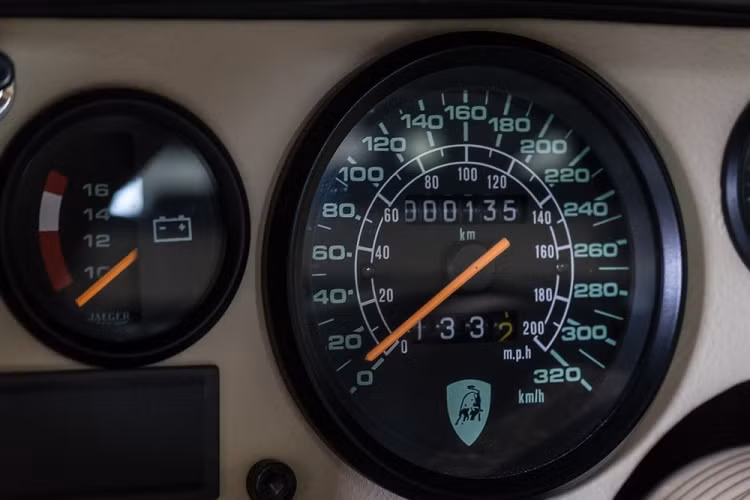 Theo đại lý này, chiếc Lamborghini Countach đời 1990 mới chạy được 135 km. Không chỉ còn mới nguyên, chiếc Lamborghini Countach này còn thuộc phiên bản đặc biệt 25th Anniversary với đúng 657 chiếc xuất xưởng.