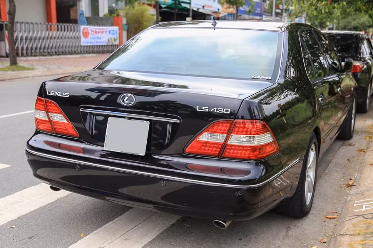 Lexus LS430 sử dụng khối động cơ 4.3 lít V8, kết hợp cùng hộp số tự động 6 cấp cho ra công suất cực đại 277 mã lực và mô men xoắn 417 Nm. Con số này không quá ấn tượng so với các dòng xe hiện tại nhưng đã là một thông số đáng nể ở thời điểm 14 năm trước.