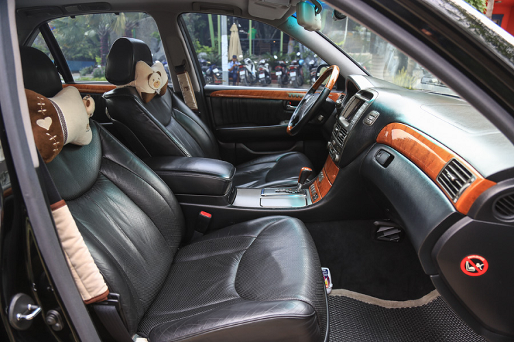 Dù là mẫu xe 14 năm tuổi nhưng bên trong chiếc Lexus LS430 có rất nhiều nút bấm cho các chức năng dành cho người lái lẫn ông chủ ngồi phía sau. Hệ thống ghế trước chỉnh điện, có túi khí bên. Người ngồi ghế sau có thể điều chỉnh từ bên hông, một trang bị tương tự trên chiếc BMW 7-Series thế hệ mới.