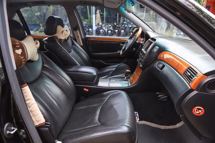 Dù là mẫu xe 14 năm tuổi nhưng bên trong chiếc Lexus LS430 có rất nhiều nút bấm cho các chức năng dành cho người lái lẫn ông chủ ngồi phía sau. Hệ thống ghế trước chỉnh điện, có túi khí bên. Người ngồi ghế sau có thể điều chỉnh từ bên hông, một trang bị tương tự trên chiếc BMW 7-Series thế hệ mới.