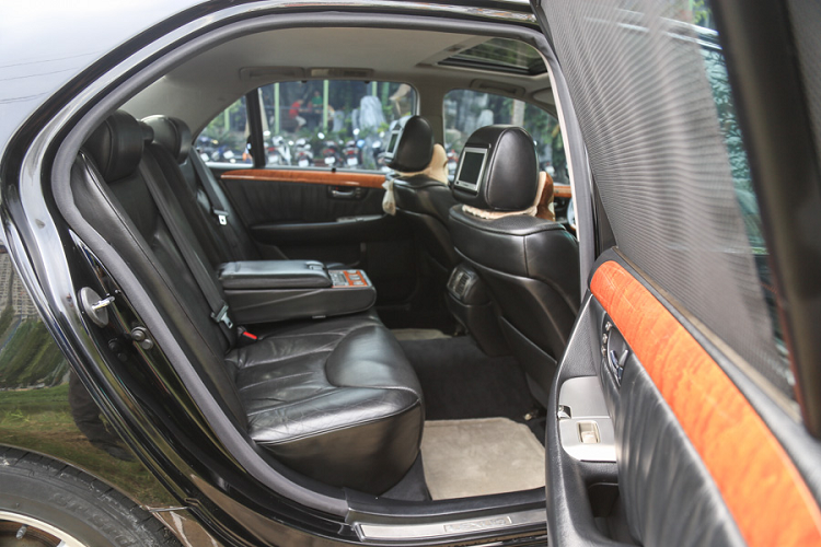 Đặc biệt, hệ thống giải trí trên xe cũng là dạng cảm ứng, một tính năng xa xỉ của chiếc xe ở những năm 2000. Cửa gió điều hòa trung tâm có chế độ tự động điều hướng 2 bên để làm mát tốt hơn. Một chi tiết độc trên xe là đầu băng cassette khá cổ điển đi kèm đầu đĩa CD, dàn âm thanh với hệ thống loa tiêu chuẩn Mark Levinson.