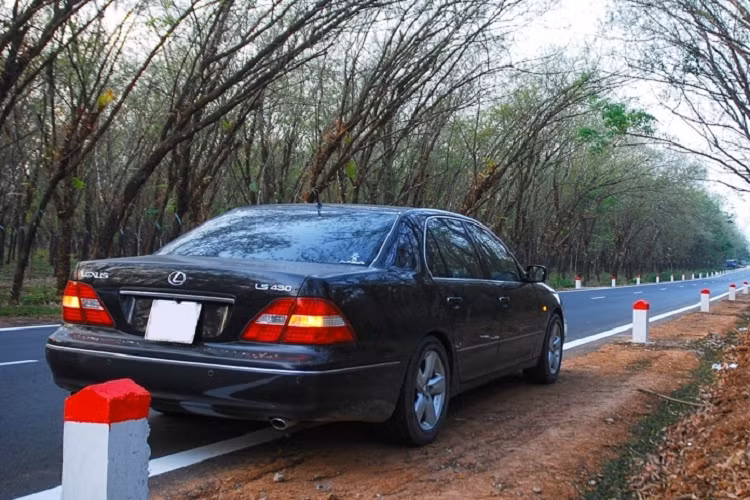 Tuy không được trang bị cửa sổ trời toàn cảnh, nhưng hàng ghế thứ 2 còn nhiều điều gây bất ngờ. Bệ tì tay tích hợp hệ thống điểu chỉnh ghế điện, sấy ghế và có thể điều khiển hầu hết hệ thống media của xe. Hàng ghế phía sau còn có 2 rèm che nắng bên (dạng cơ) và rèm sau (chỉnh điện).