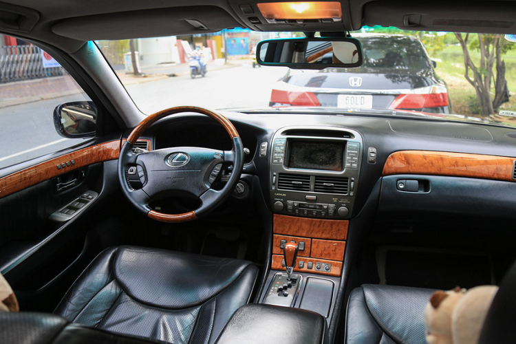 Phần đầu xe có tới 6 cảm biến trước đi kèm hệ thống radar trang bị hệ thống cảnh báo va chạm phía trước, một trong những trang bị vượt thời gian nếu so với các mẫu xe sang ngày nay. Chưa kể, mẫu xe này còn được trang bị kiểm soát hành trình thích ứng bằng radar ở nhiều điều kiện thời tiết.