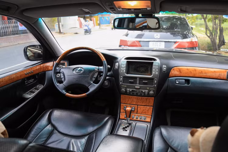 Phần đầu xe có tới 6 cảm biến trước đi kèm hệ thống radar trang bị hệ thống cảnh báo va chạm phía trước, một trong những trang bị vượt thời gian nếu so với các mẫu xe sang ngày nay. Chưa kể, mẫu xe này còn được trang bị kiểm soát hành trình thích ứng bằng radar ở nhiều điều kiện thời tiết.