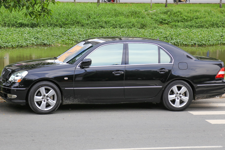 Mẫu xe sang Lexus LS430 – thế hệ thứ 2 của dòng xe này có những đường nét thiết kế pha lẫn nét cổ điển và phong cách hiện đại, kết hợp với kích thước thuộc hàng lớn nhất trong dòng xe sedan khiến cho chiếc xe trở nên uy nghi hơn khi xuất hiện trên đường.