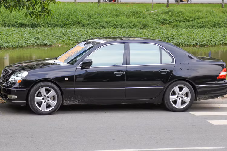 Mẫu xe sang Lexus LS430 – thế hệ thứ 2 của dòng xe này có những đường nét thiết kế pha lẫn nét cổ điển và phong cách hiện đại, kết hợp với kích thước thuộc hàng lớn nhất trong dòng xe sedan khiến cho chiếc xe trở nên uy nghi hơn khi xuất hiện trên đường.