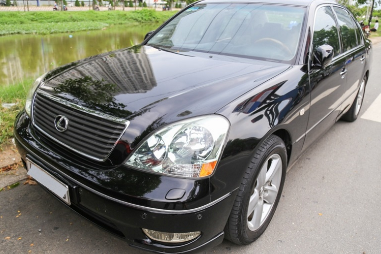 Giá xe Lexus LS430 đời 2006 khoảng hơn 600 triệu đồng tại sàn xe cũ Việt, nó được xem là lựa chọn đáng cân nhắc với người có nhu cầu cao về hình thức khi đi giao dịch làm ăn, sử dụng gia đình hay đơn giản là thích phong cách xe sedan cỡ lớn, thay vì mua một chiếc Toyota Yaris đời mới có giá tương đương nhưng bên trong xe không có gì để “nghịch”.