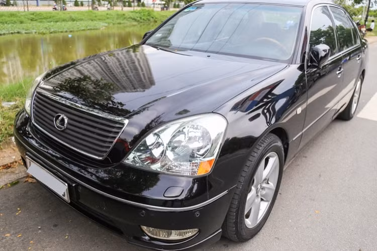 Giá xe Lexus LS430 đời 2006 khoảng hơn 600 triệu đồng tại sàn xe cũ Việt, nó được xem là lựa chọn đáng cân nhắc với người có nhu cầu cao về hình thức khi đi giao dịch làm ăn, sử dụng gia đình hay đơn giản là thích phong cách xe sedan cỡ lớn, thay vì mua một chiếc Toyota Yaris đời mới có giá tương đương nhưng bên trong xe không có gì để “nghịch”.