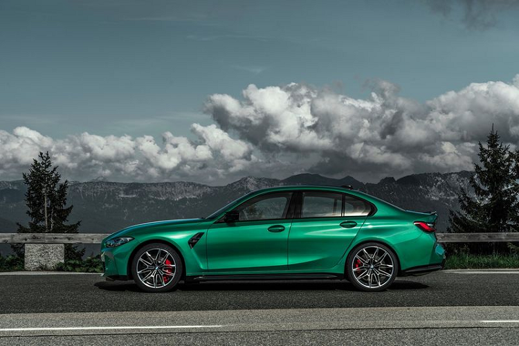 BMW M3 và M4 cũng sẽ lần đầu tiên có sẵn với hệ dẫn động bốn bánh M xDrive tùy chọn. Hệ dẫn động này sẽ cung cấp mô-men xoắn cho toàn bộ bánh sau trong điều kiện lái xe bình thường, và chỉ chuyển lực tới trục trước khi phát hiện thấy mất lực kéo. Hệ dẫn động xDrive của M3 và M4 mới có hai thiết lập 4WD và 4WD Sport, trong đó 4WD Sport có độ lệch tỷ lệ mô-men xoắn phía sau lớn hơn. Bên cạnh đó, người lái có thể chuyển sang chế độ 2WD khi tắt tính năng kiểm soát độ ổn định.