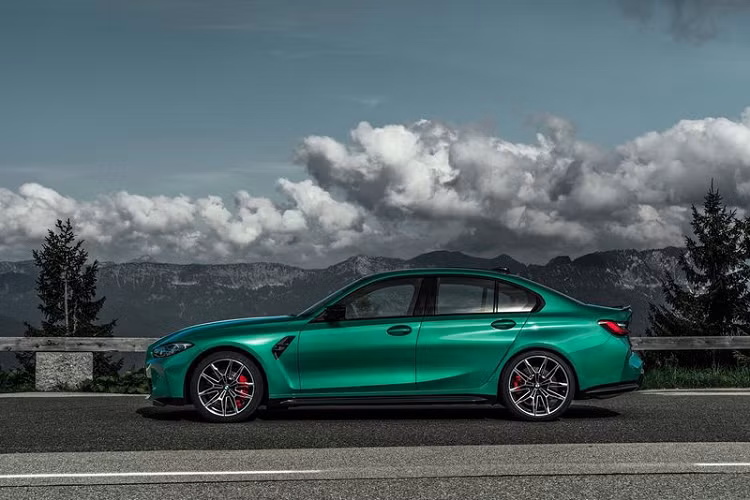 BMW M3 và M4 cũng sẽ lần đầu tiên có sẵn với hệ dẫn động bốn bánh M xDrive tùy chọn. Hệ dẫn động này sẽ cung cấp mô-men xoắn cho toàn bộ bánh sau trong điều kiện lái xe bình thường, và chỉ chuyển lực tới trục trước khi phát hiện thấy mất lực kéo. Hệ dẫn động xDrive của M3 và M4 mới có hai thiết lập 4WD và 4WD Sport, trong đó 4WD Sport có độ lệch tỷ lệ mô-men xoắn phía sau lớn hơn. Bên cạnh đó, người lái có thể chuyển sang chế độ 2WD khi tắt tính năng kiểm soát độ ổn định.