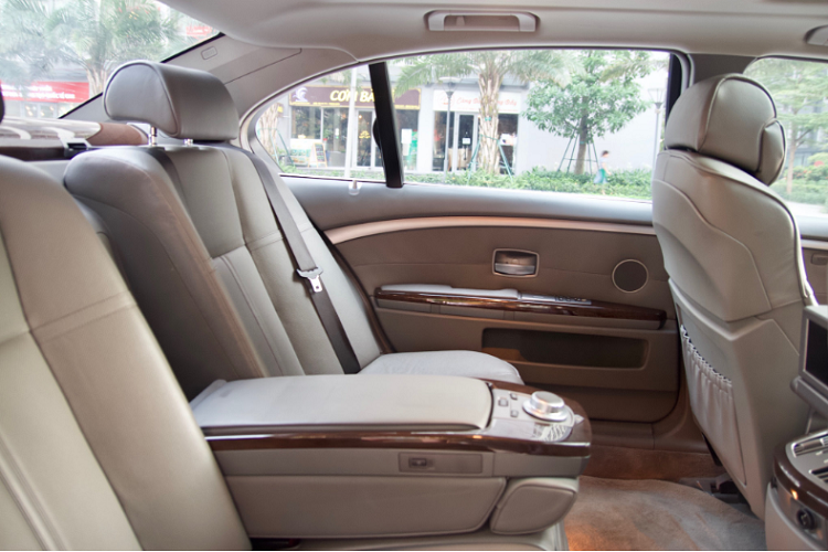 Sau gần 15 năm kể từ khi được sản xuất, chiếc BMW 750Li vẫn mang nhiều giá trị vượt thời gian như phong cách thiết kế lịch thiệp đầy sang trọng. Thiết kế của BMW 7 Series thế hệ E65 được đánh giá là một thiết kế kinh điển của dòng 7 Series, vốn đã để lại nhiều dấu ấn cho người yêu xe. Khi thế hệ 7 Series E65 này được chắp bút bởi Ông Chris bangle – Cựu Giám đốc thiết kế ‘’huyền thoại’’ của hãng BMW.