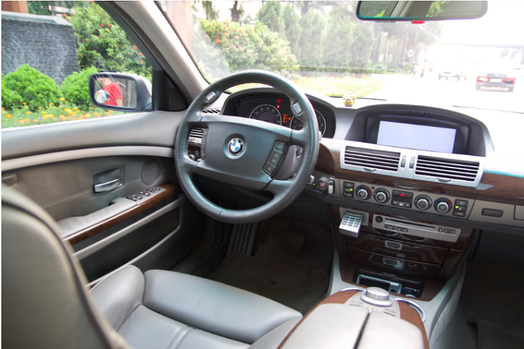 Động cơ V8 cỡ lớn là một yếu tố rất hấp dẫn đối với mẫu xe này. Tuy nhiên, đây là một chiếc sedan hạng sang cỡ lớn đời lắp động cơ cỡ lớn đời cũ, thế nên có chi phí “nuôi” không hề nhỏ bao gồm nhiên liệu “uống xăng như nước”, bên cạnh nhiều chi phí bảo dưỡng và thay thế những phụ tùng đến hạng, thậm chí là đại tu để hoạt động một cách ổn định. Chi phí này có thể “ngốn” đến cả trăm triệu đồng, thậm chí có một số phụ tùng sẽ khó kiếm.