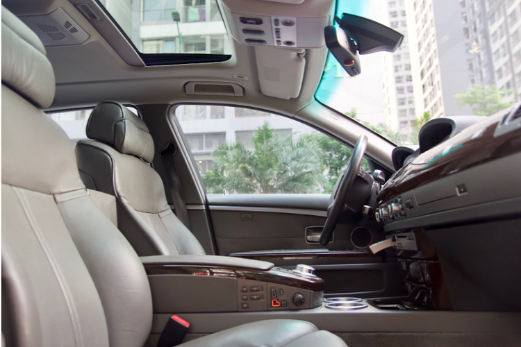 Nội thất chiếc sedan hạng sang nước Đức được trang bị ghế bọc da cao cấp, các chi tiết khác như trần, bảng táp-lô và táp-pi cửa hay bệ tỳ tay cũng được bọc da và ốp gỗ trang trí. Hàng ghế trước – sau được trang bị sấy sưởi, 4 ghế chỉnh điện toàn phần trong đó: 02 ghế trước chỉnh 14 hướng, 02 ghế sau 8 hướng và nhớ 3 vị trí ghế, tích hợp cửa sổ trời cho ánh sáng tràn vào bên trong cabin, hệ điều hoà tự động độc lập đa vùng.