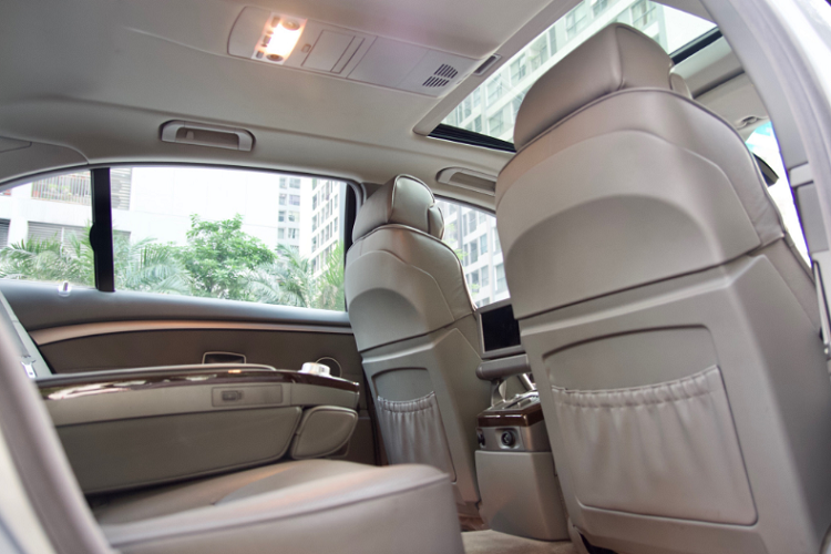 Thế nên mới có câu nói vui dành cho xe sang đời cũ rằng: “Đời càng sâu, nỗi đau càng lớn’’ nhằm nói đến nhiều sự bất tiện và tiềm ẩn nhiều rủi ro khi chơi xe sang đời cũ. Dẫu vậy, nói đi cũng phải nói lại, người mua sẽ nhận được một chiếc sedan hạng sang cỡ lớn vận hành mạnh mẽ, cảm giác lái tuyệt vời, tăng giá trị hưởng thụ và đặc biệt là độ an toàn cao.