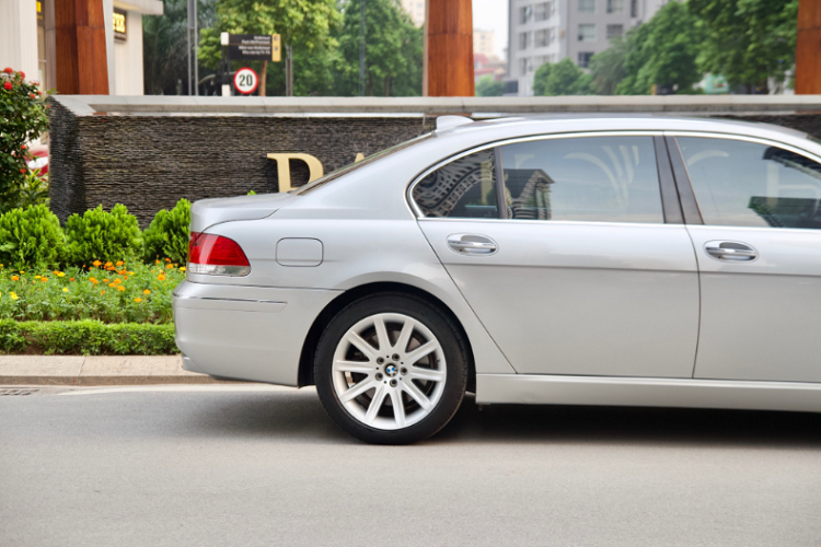 Sau gần 15 năm lăn bánh, xe đã được thay thế nhiều phụ tùng đã xuống cấp theo thời gian như: 4 giảm xóc mới, 4 vỏ mới, chân số chân máy, càng gang, 8 bugi, 8 mobin hàng chính hãng. Những món phụ tùng thay thế này giúp giảm thiểu “gánh nặng” thay thế phụ tùng cho người mua sau.