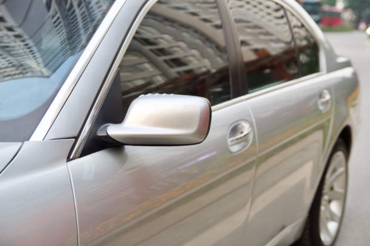 Phiên bản 750Li thế hệ 7 Series này sử dụng động cơ xăng V8 dung tích 4.8L (N63B48) cho công suất tối đa 362 mã lực tại 6.300 vòng/phút và mô-men xoắn cực đại 490Nm từ 3.400 vòng/phút. Sức mạnh được truyền xuống cầu sau thông qua hộp số tự động 6 cấp.