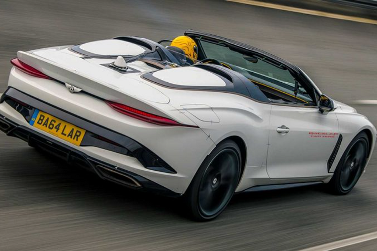 Chi tiết duy nhất khiến Bentley Bacalar trở nên quen thuộc chính là bộ phận tay nắm cửa thừa hưởng từ Continental GT với hệ thống mở khóa thông minh không cần chìa. Bacalar có tới hơn 750 chi tiết mới, gồm khoảng 100 chi tiết in 3D độc đáo.