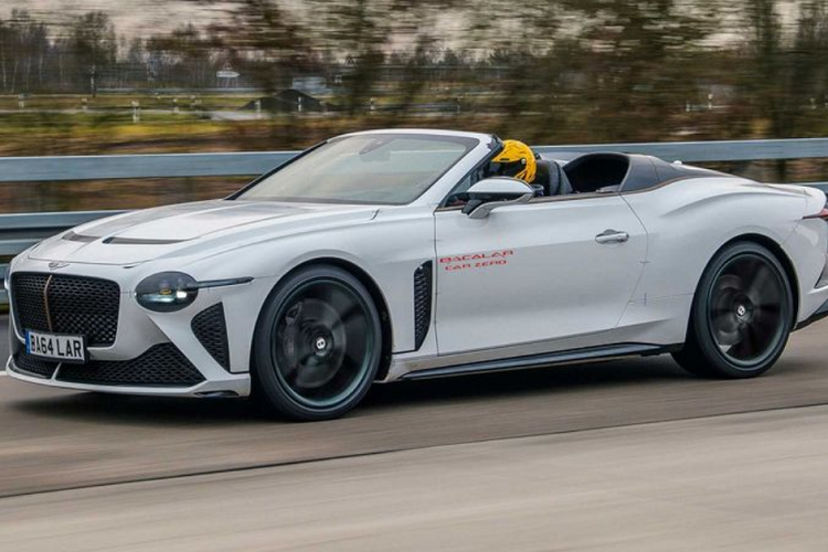 Khách hàng của tuyệt phẩm mui trần này có quyền lựa chọn các loại vật liệu chất lượng cao nhất để xây dựng "xế yêu", ví dụ như, trang trí nội thất xe có thể sử dụng gỗ Riverwood, một vật liệu siêu bền đến từ những thân cây đổ tự nhiên.