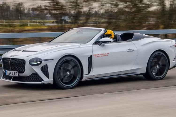 Khách hàng của tuyệt phẩm mui trần này có quyền lựa chọn các loại vật liệu chất lượng cao nhất để xây dựng "xế yêu", ví dụ như, trang trí nội thất xe có thể sử dụng gỗ Riverwood, một vật liệu siêu bền đến từ những thân cây đổ tự nhiên.